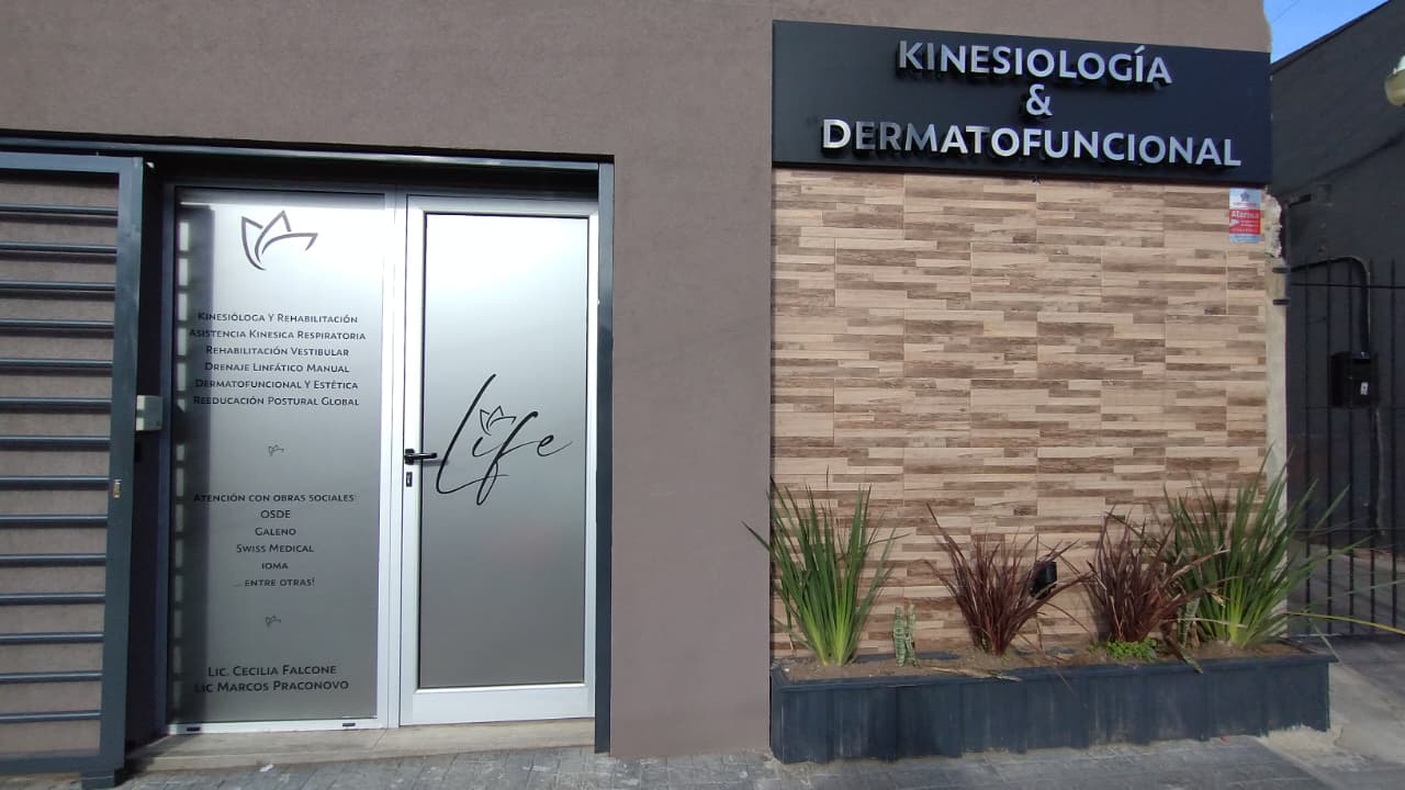 Fachada exterior del centro boutique Life Kinesiología y Dermatofuncional en Villa España, Berazategui