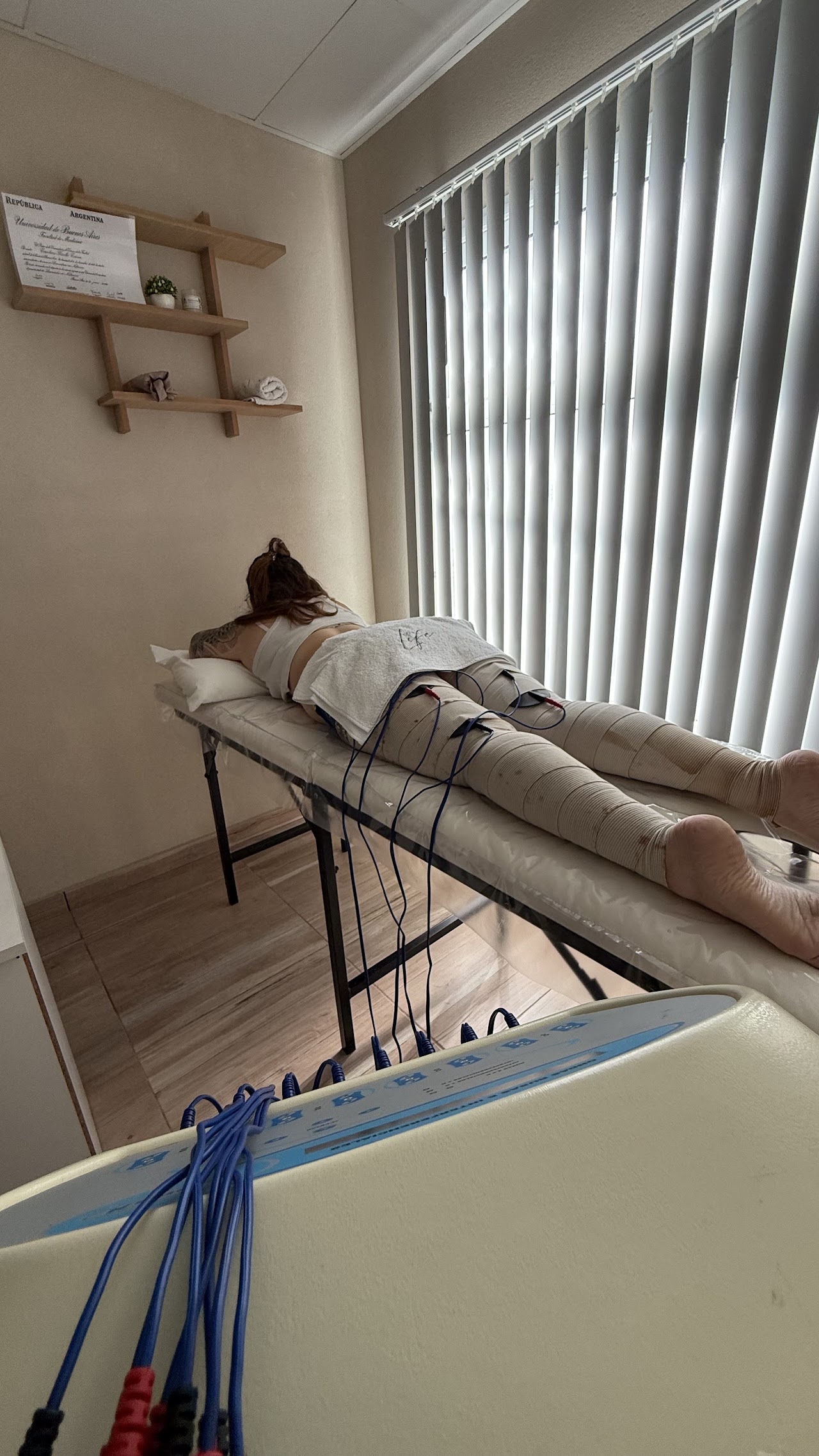 Sesión de tratamiento dermatofuncional con equipamiento de presoterapia