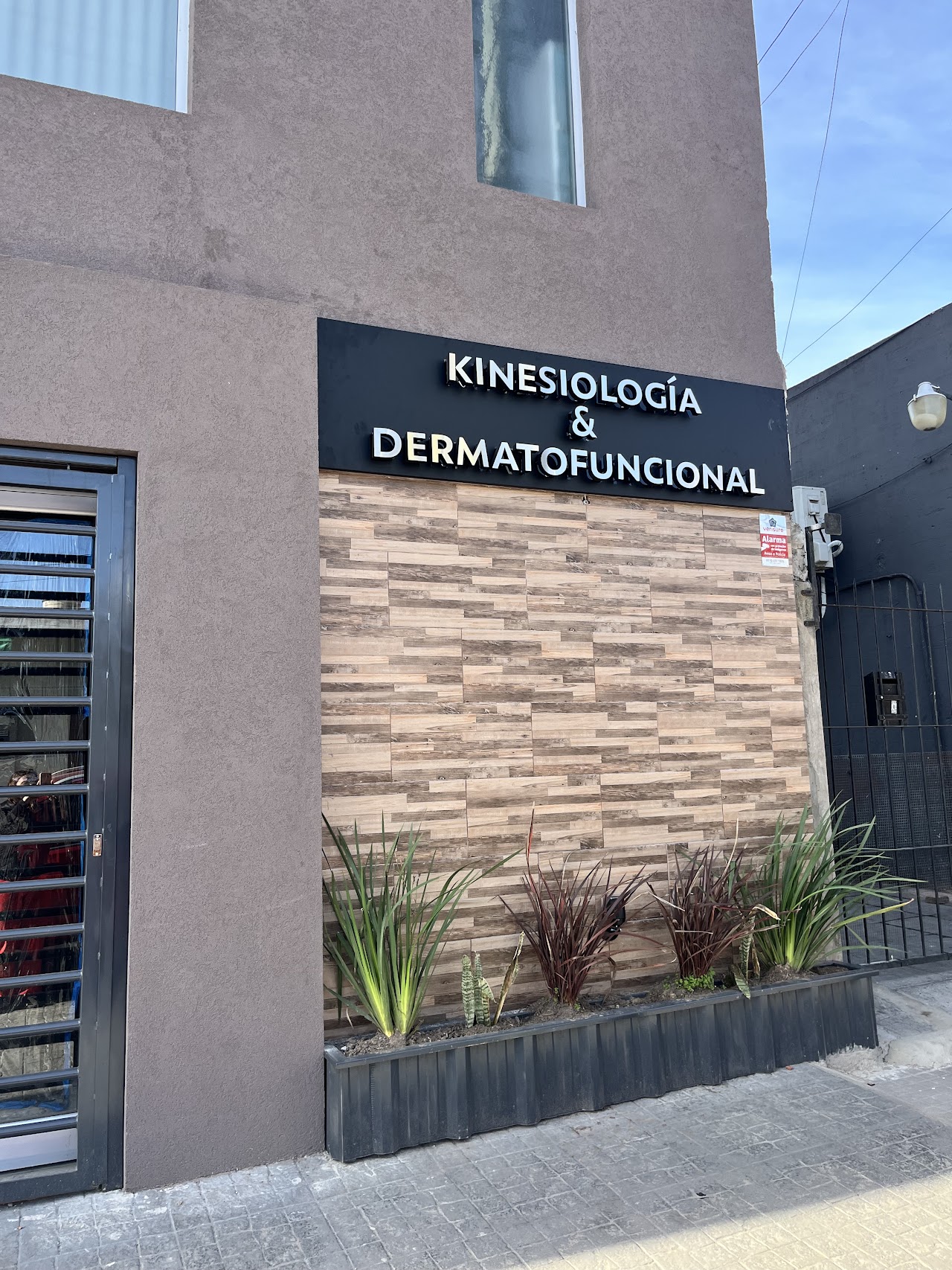 Fachada del centro Life Kinesiología y Dermatofuncional en Villa España